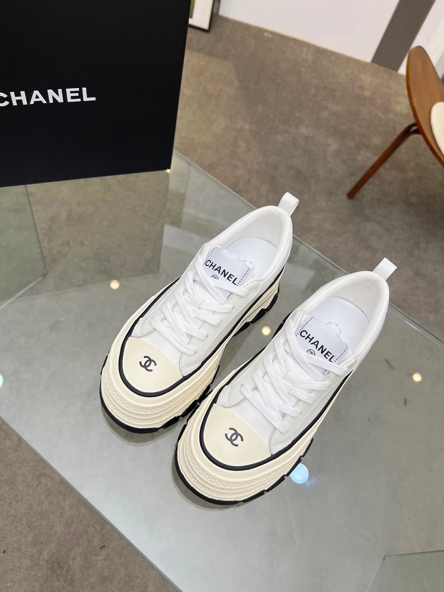 👟👟Ex-factory price 540👟👟 Chanel thick-soled biscuit shoes are a new retro series, showing a relaxed posture and lightness to start the summer journey. Continuing CHANEL's iconic deconstructed silhouette, the shoe body is presented with simple three-dimensional lines and double logos. The upper layer of cowhide material is injected with upper layer softness to enhance the foot feel. It adopts a thick rubber sole with geometric texture and rubber edging details. The leg heightening effect is comparable to that of leg plastic surgery. It makes your legs look bigger, slimmer and longer. It can be easily held in various styles. You can wear it with you! Upper material: cowhide Inner material: sheepskin lining Size: 35-40